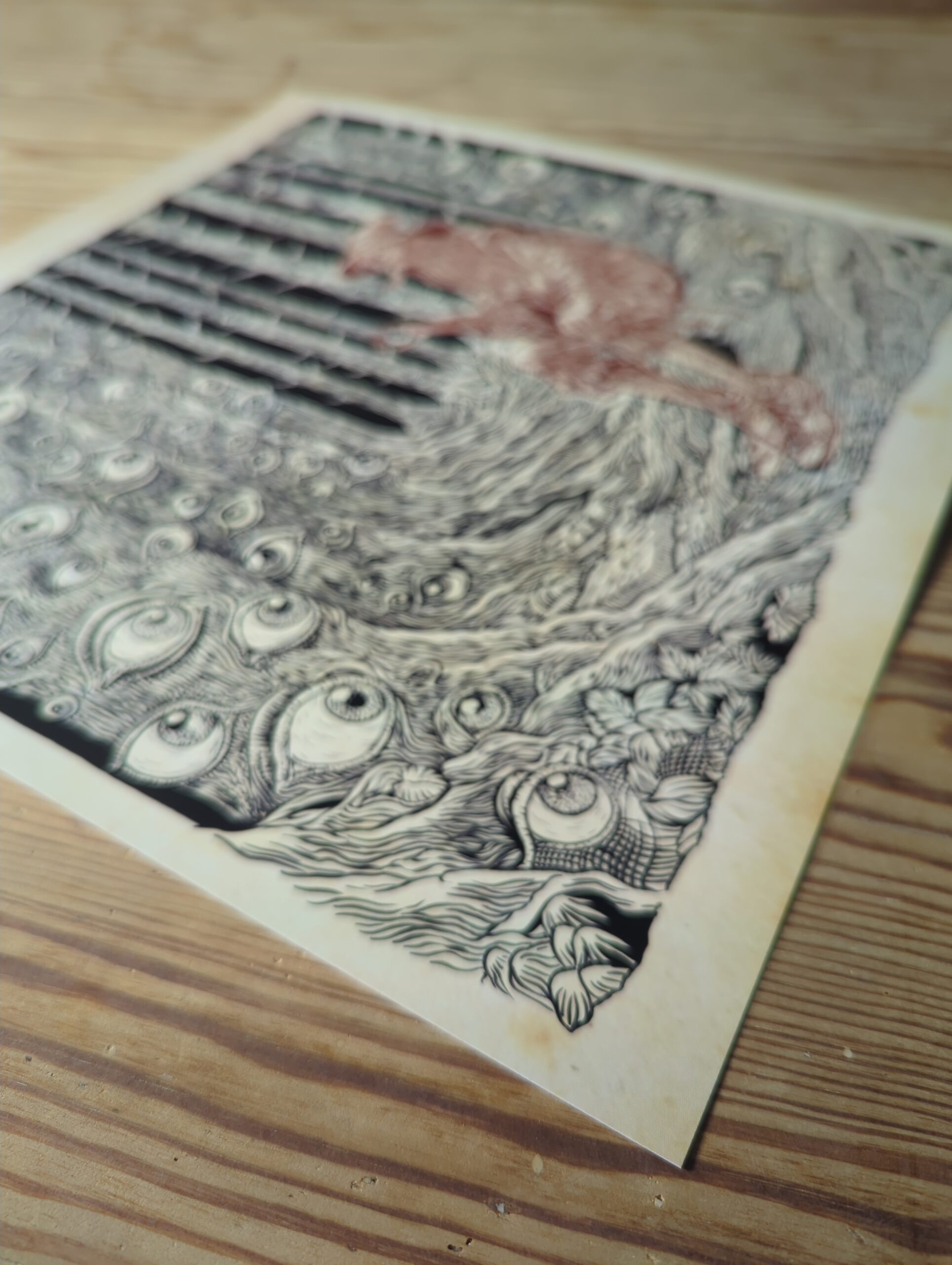 Detailaufnahme eines surrealen schwarzweißen Kunstprints mit Augenmotiven und Ratte im düsteren Psychedelic-Stil