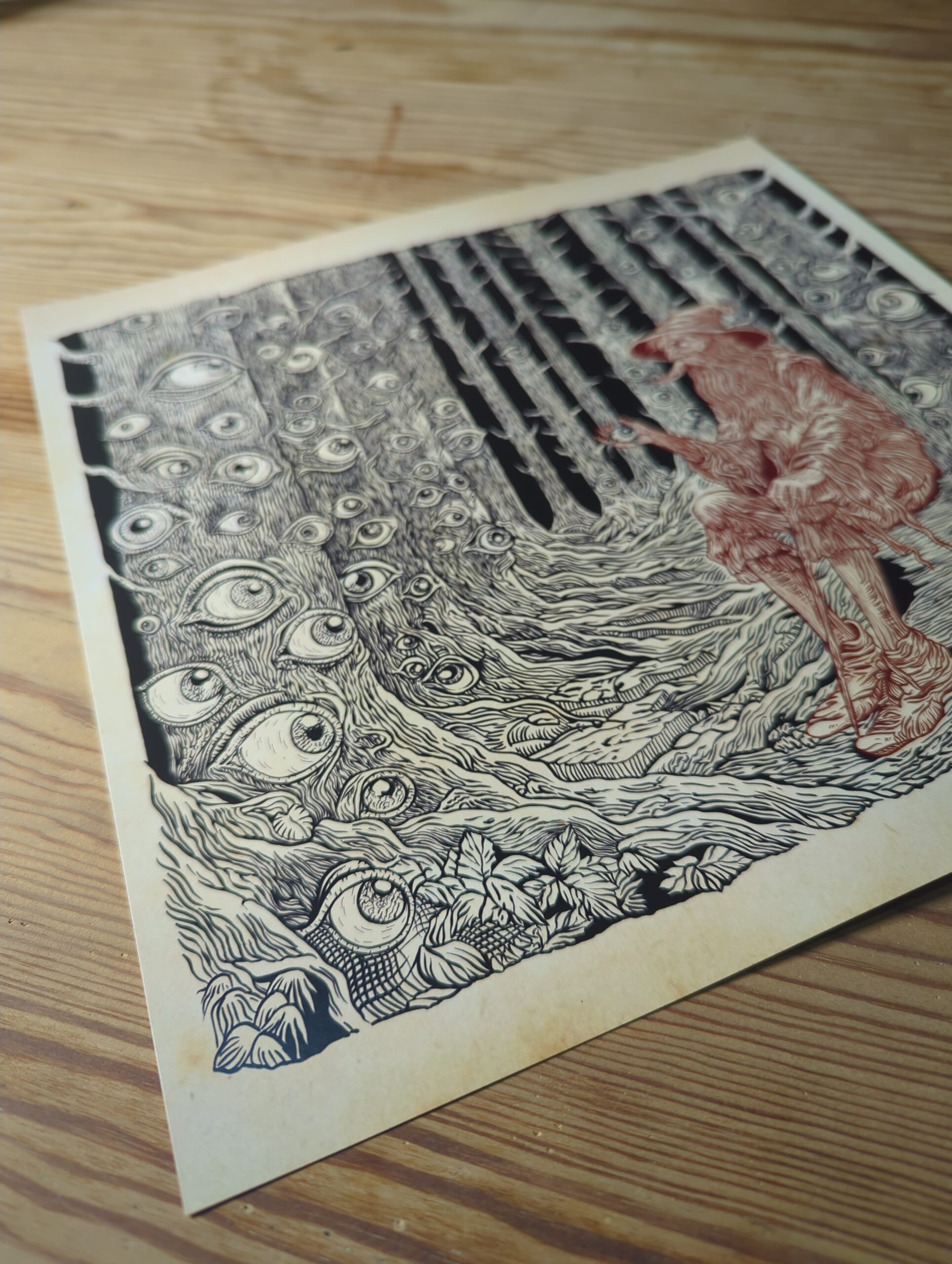 Surreale Tuscheillustration eines Waldes voller Augen auf strukturierter Papieroberfläche mit rot gezeichneter tierähnlicher Figur im psychedelischen Stil