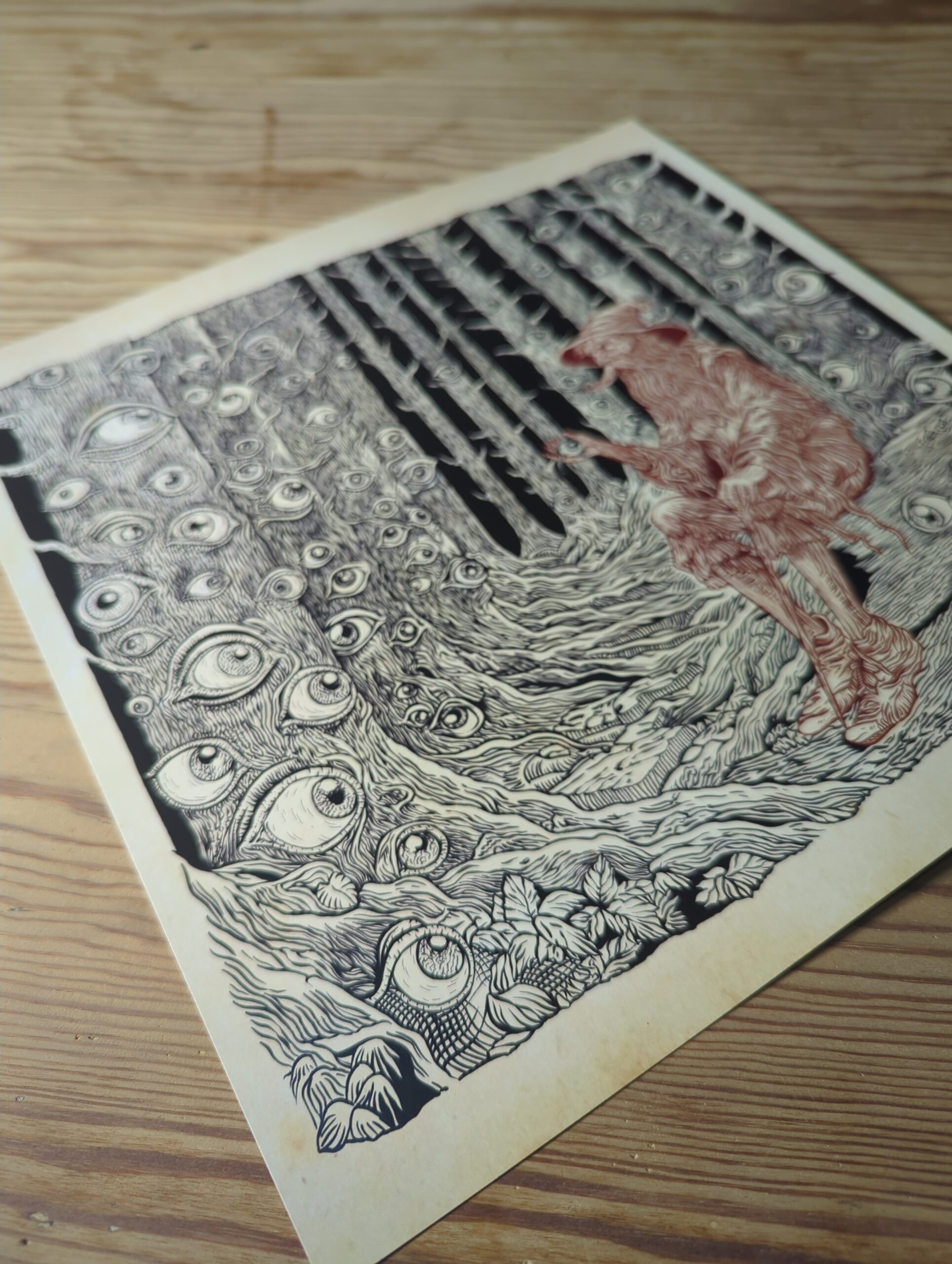 Surreale Tuscheillustration eines Waldes voller Augen auf strukturierter Papieroberfläche mit rot gezeichneter tierähnlicher Figur im psychedelischen Stil
