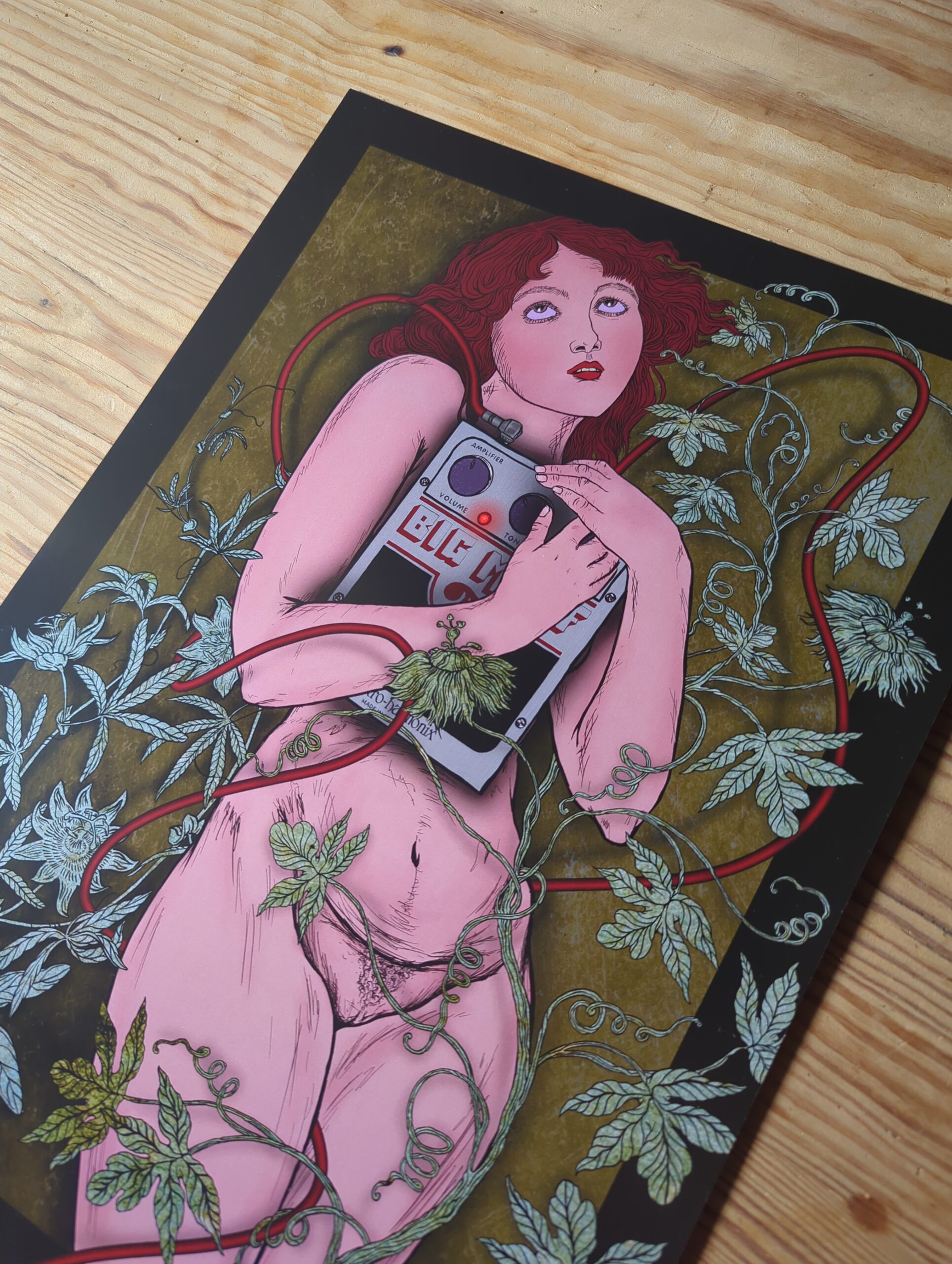 Illustration einer rothaarigen Frau mit Electro Harmonix Big Muff Effektpedal und Pflanzenranken im psychedelischen Art-Nouveau-Stil