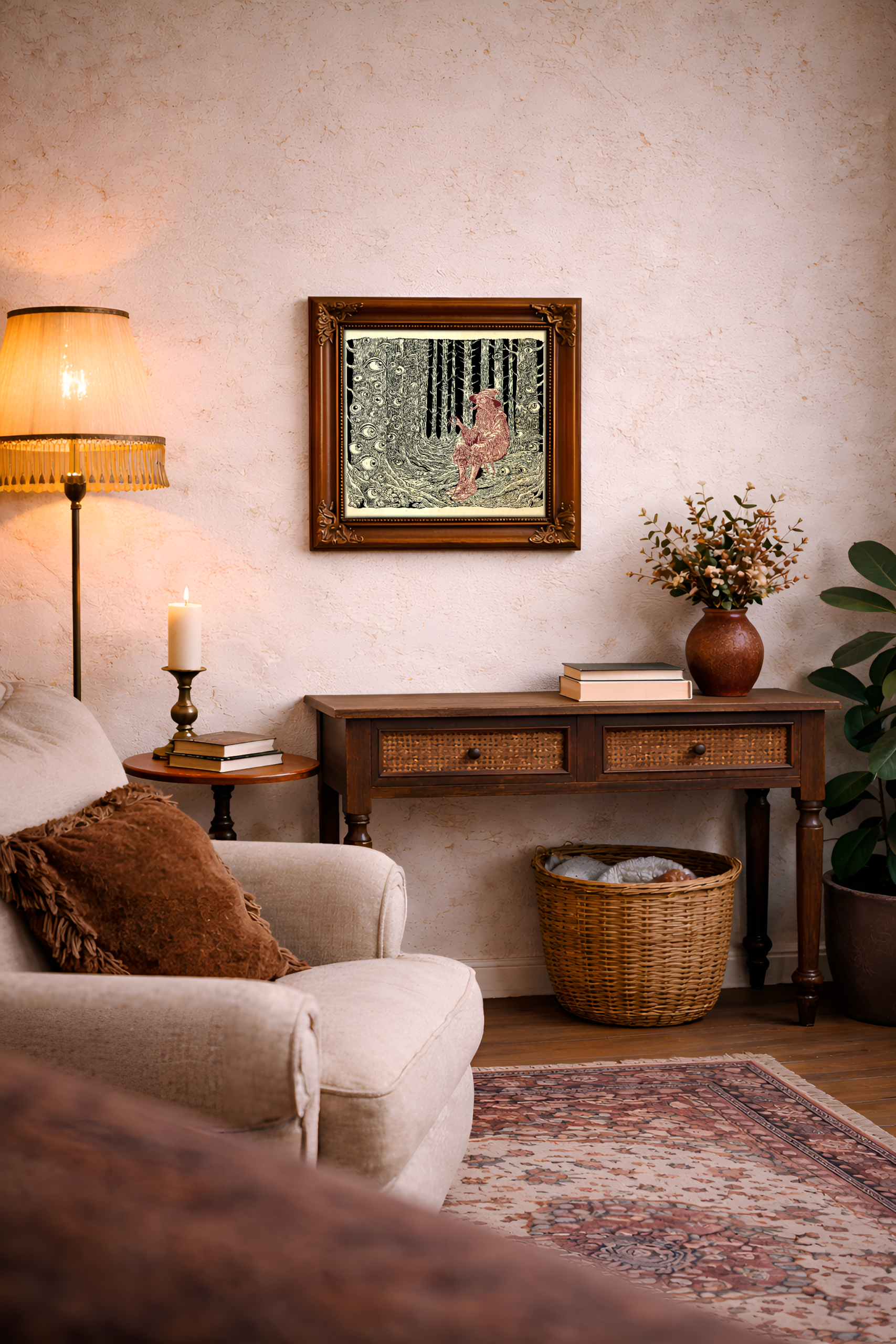 Gerahmter surrealer Kunstdruck mit Wald voller Augen und roter tierähnlicher Figur in gemütlichem Vintage-Wohnzimmer mit warmem Licht